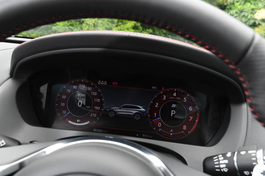 Панель приборов Jaguar F-Pace SVR 2019 года  (UK) (фото 3 из 17)